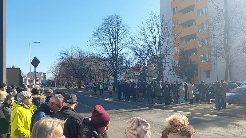 Над 100 бургазлии на протест пред новите си домове, блокът им нямал Акт 16