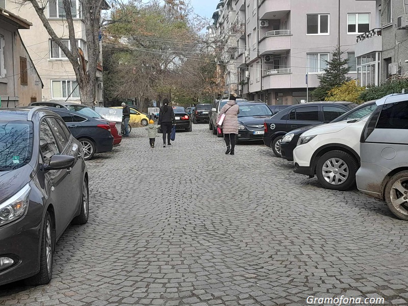 Нагли шофьори спират на тротоарите, а майки са принудени да лавират между колите