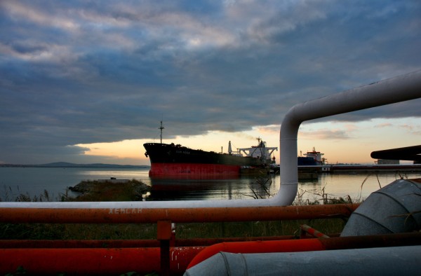 Три танкера с петролни продукти виновни за силната миризма през уикенда