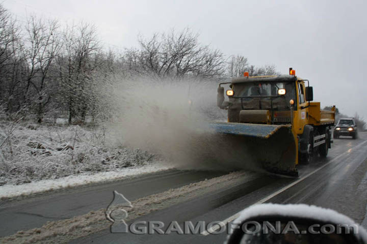 Слагат снегозащитни щитове на магистралата между Карнобат и Бургас