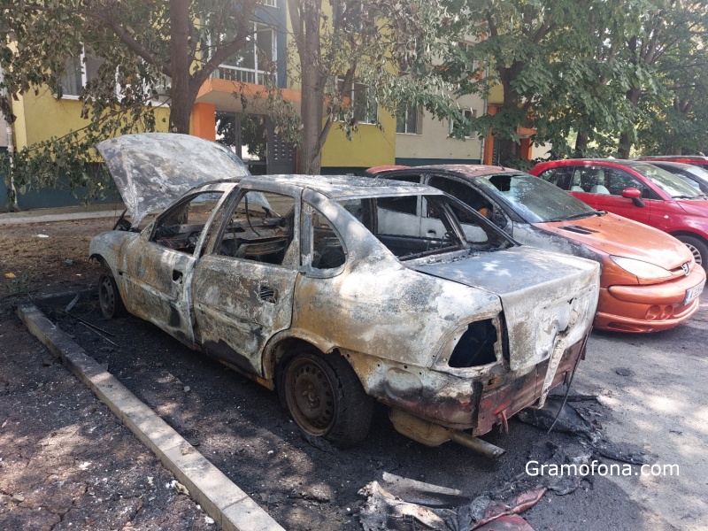 Два автомобила изгоряха в „Изгрев“ (СНИМКИ)