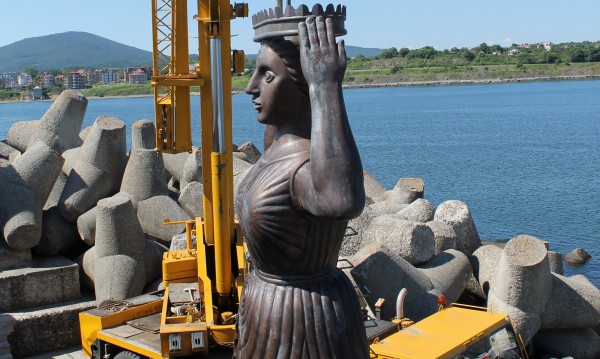 Какво преживя Царево с новия фар? Очаквайте скоро