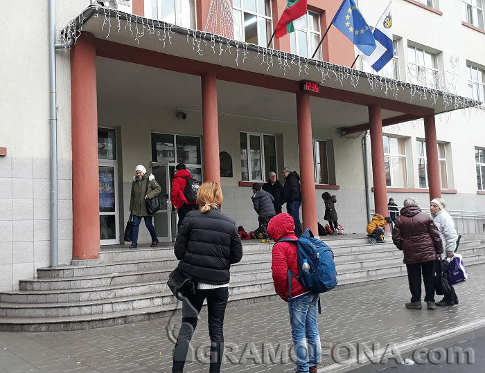 Във „Васил Априлов“ затегнаха контрола