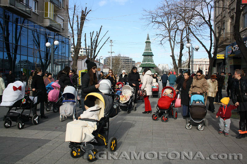 Детските надбавки на работещите родители няма да се пипат