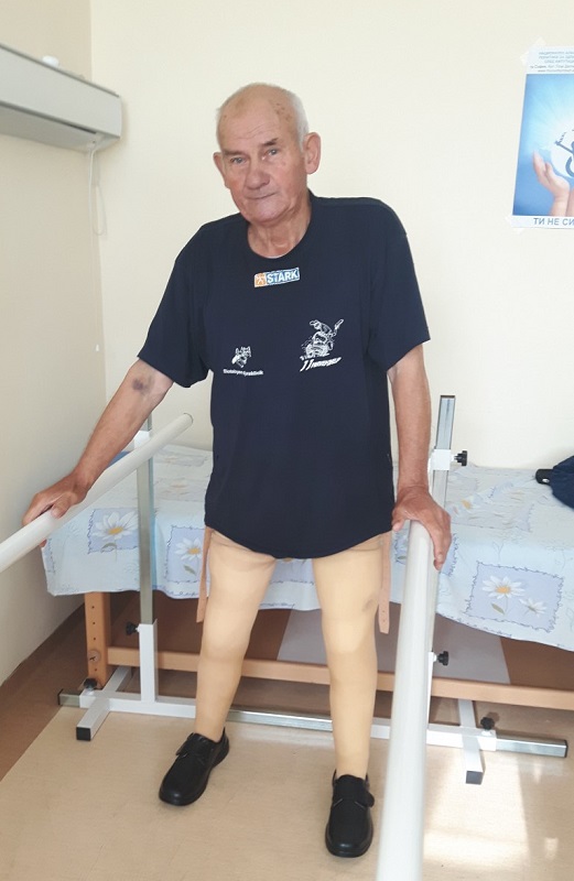 Мъж без крака проходи след 10 години в количка