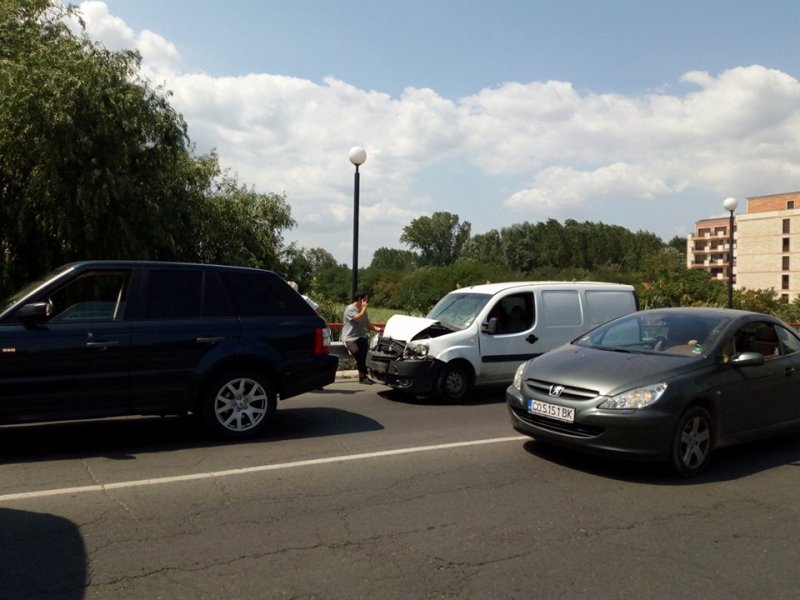 Пикап се заби в джип и блокира главна улица в Слънчев бряг