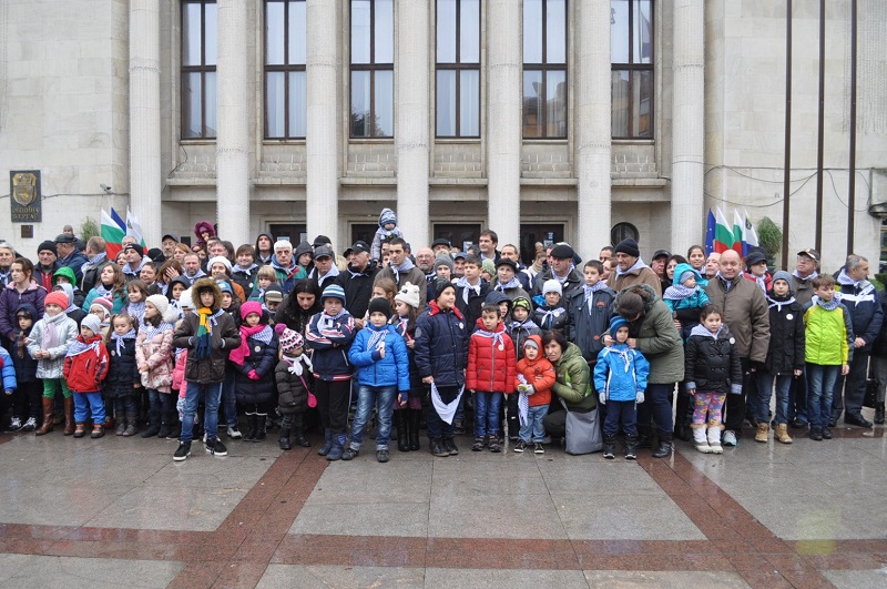 Бургас спазва традицията! Имениците се увековечават в златна снимка на Никулден 