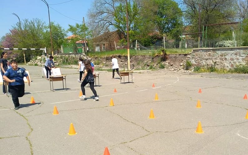 Ето къде спортуват децата на Българово, училищната им площадка се руши