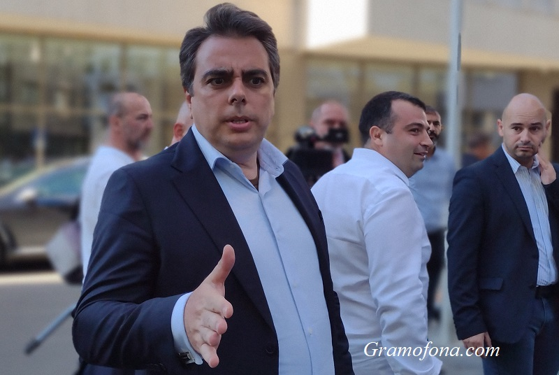 Асен Василев предлага отново да се събират такси за пренос на руски газ през страната ни