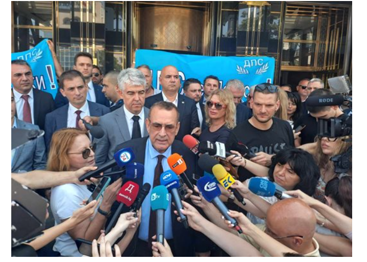 Структури на ДПС на протест пред централата на партията