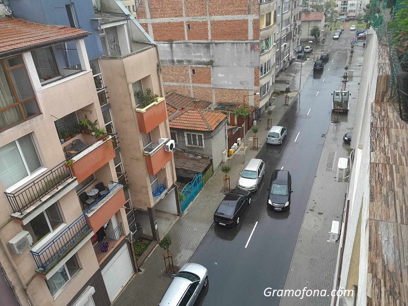 Община Бургас: Спокойна е ситуацията тук, въпреки обилния валеж