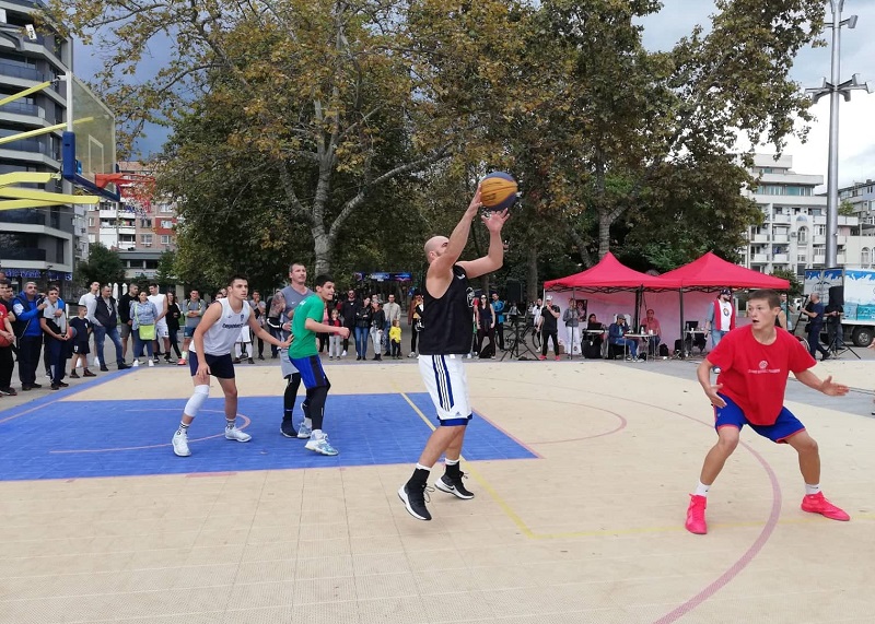 „Пенсионери“ скриха топката на младоци в уникален баскетболен турнир