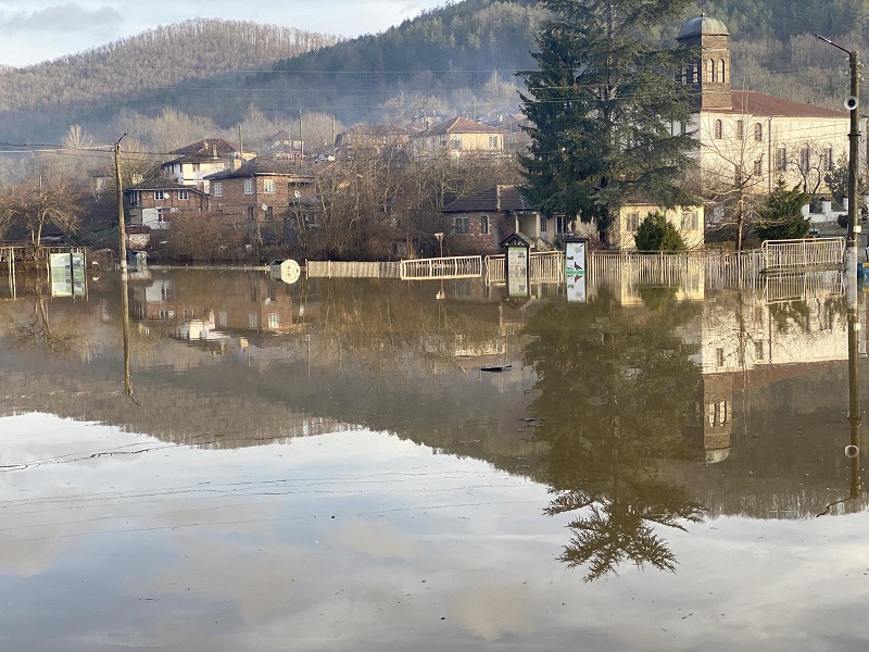 Вижте наводненото село Кости