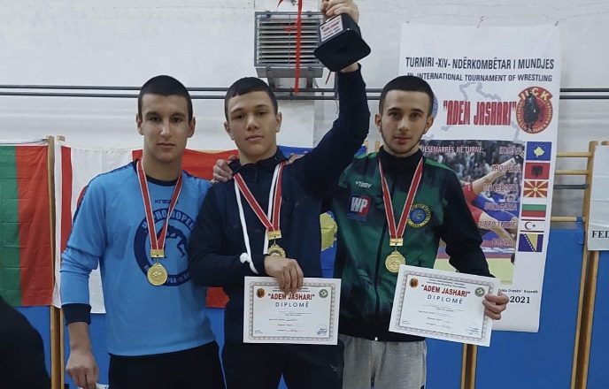 Три златни медала за младите борци на Черноморец