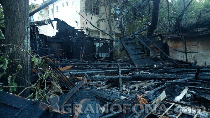 Петима живеели в изгорелите постройки до отрезвителя, вижте какво остана след пожара