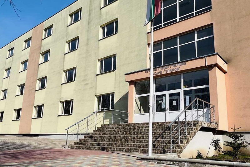 Как помага Вечерната гимназия в Бургас 