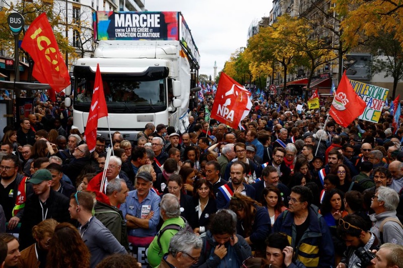 Франция е изправена пред масова национална стачка