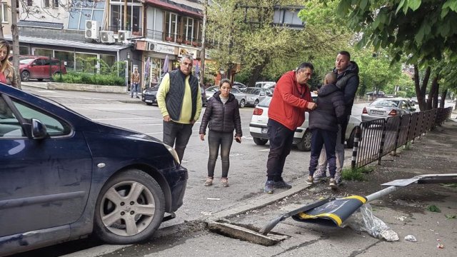 10-годишно дете подкара кола и я заби в автобусна спирка в София