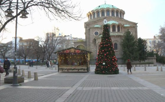 В София откраднаха агнето от сцената на Рождество, в Перник - украсена елха