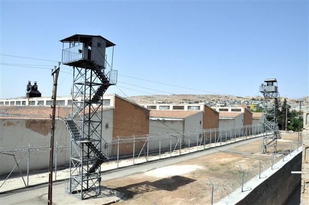 Турция пуска 38 000 затворници, занданите й препълнени