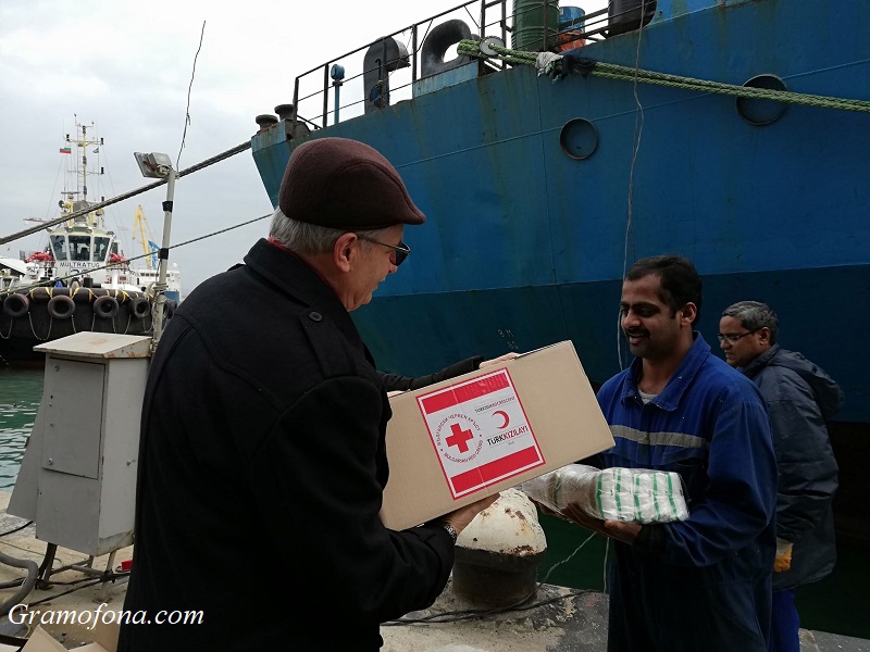 Хуманитарна помощ за бедстващите моряци от Лейди Бо