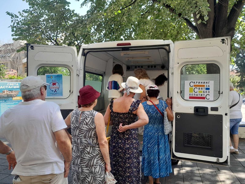 Опашки от чакащи да се изследват за хепатит в Бургас