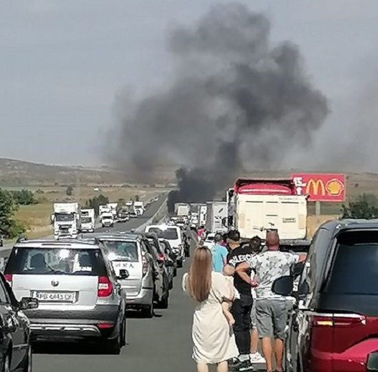Кола пламна на АМ Тракия, пътят към Бургас е затруднен