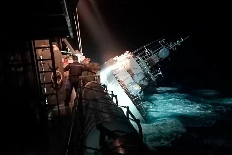 Тайландски военен кораб потъна, 31 моряци се издирват