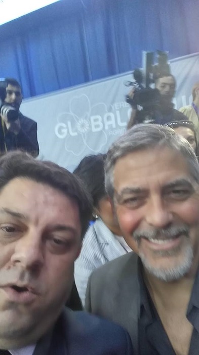 Бургаски депутат и Джордж Клуни с общо селфи