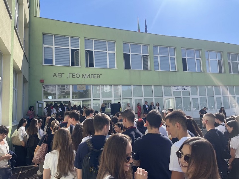 157 ученици днес за първи път прекрачиха прага на Английската гимназия в Бургас