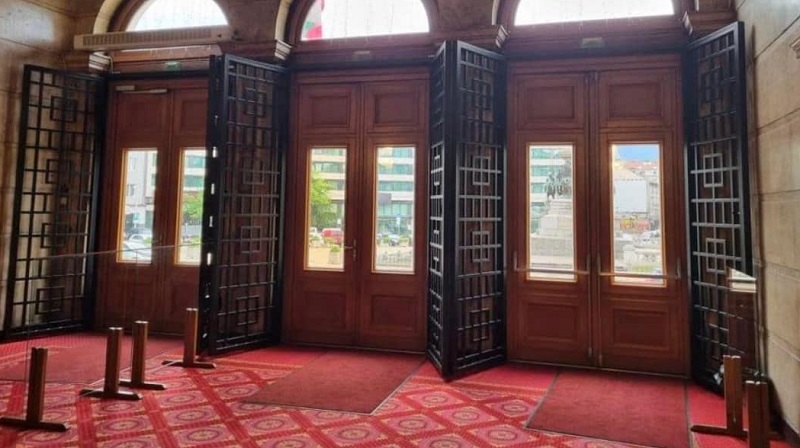 Министерството на културата ще глоби парламента заради металните решетки на входа
