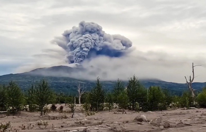 Вулкан в Камчатка изхвърли стълб от пепел на височина 11,6 км
