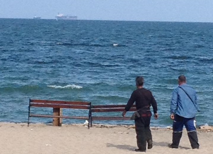 Петя Янакиева: Бургаска гъзария! Преместиха пейки в морето