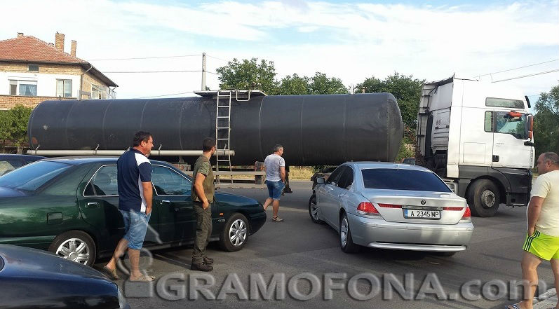 Шахта разби резервоара на турски ТИР край Камено