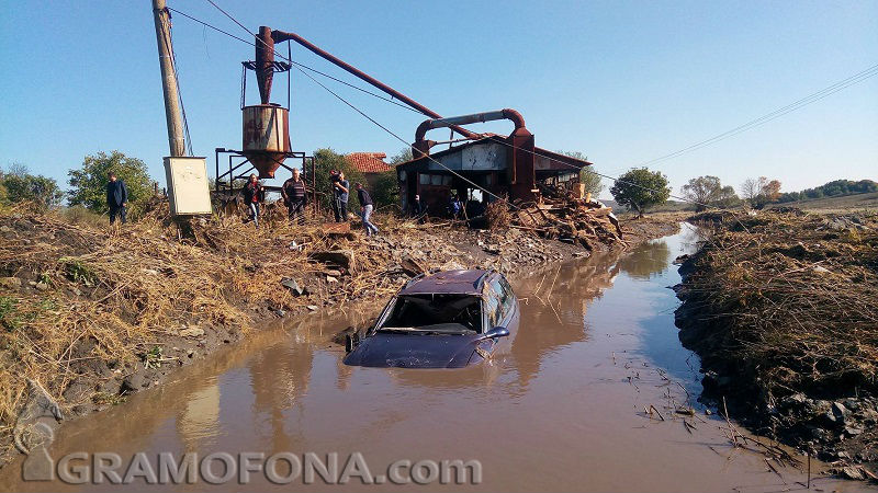 Община Бургас знае за наводнението, Пожарната и Община Камено – не