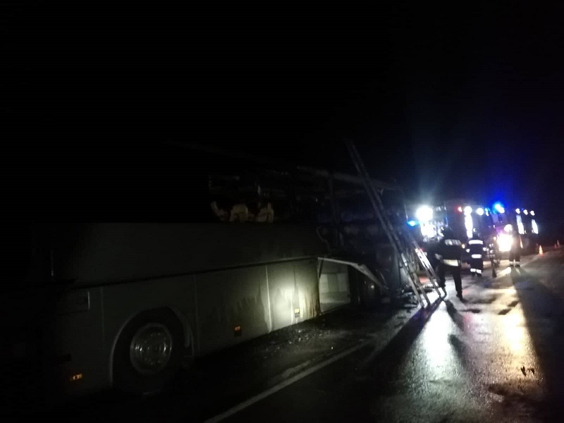 На косъм от трагедия: Автобус с туристи изгоря край Маринка