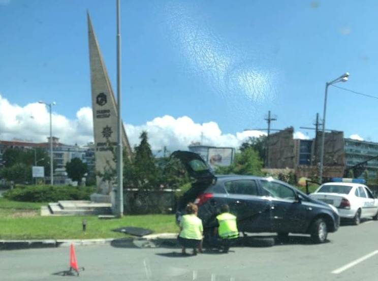 Полицай помага на шофьорка да смени гумата на автомобила си