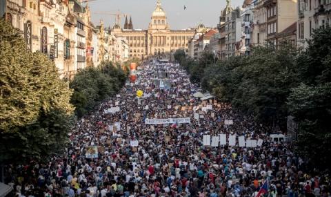 Хиляди на протест в Чехия