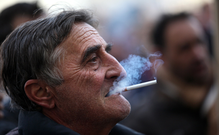 Парламентът днес ще запуши от яростен спор да върне ли пушенето в заведенията