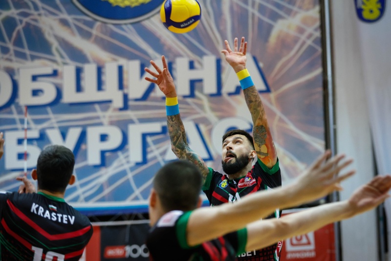 Нефтохимик победи драматично Дея в бургаското волейболно дерби