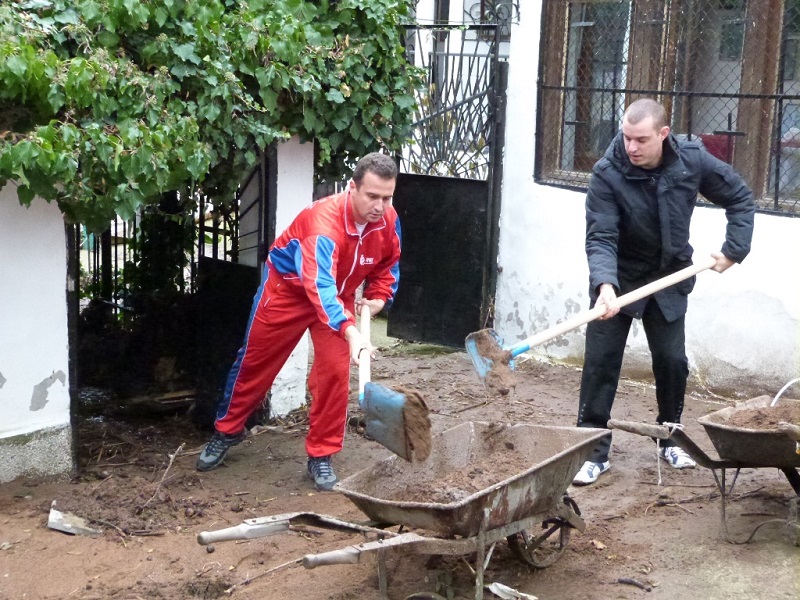 Съветниците на ГЕРБ пак запретнаха ръкави, за да разчистват пораженията от бедствието