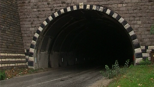 Слагат хидроизолация и нова настилка на тунела край Руен