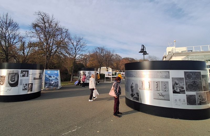 Фотографска изложба на творбите на украинския скулптор Михайло Парашчук пред Казиното