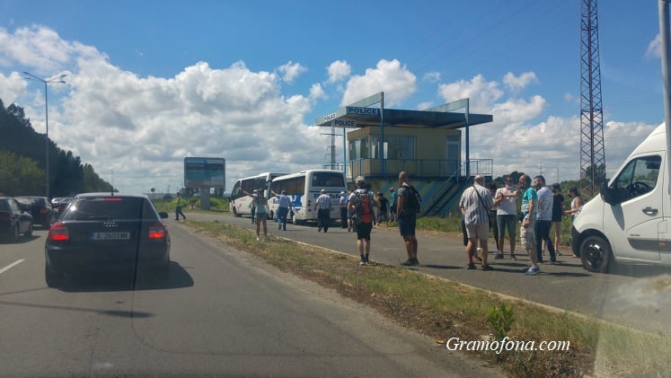 Полиция не пуска пътуващите към Отманли, взимат документите на шофьорите