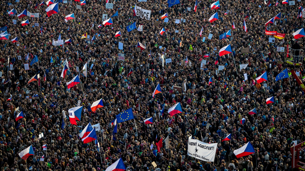 Стотици хиляди на протест срещу чешкия премиер