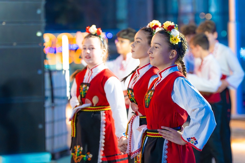 Млади таланти оживиха празничната сцена на Коледния фестивал в Царево