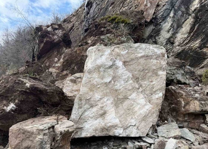 Огромно свлачище затвори прохода Троян - Кърнаре в двете посоки