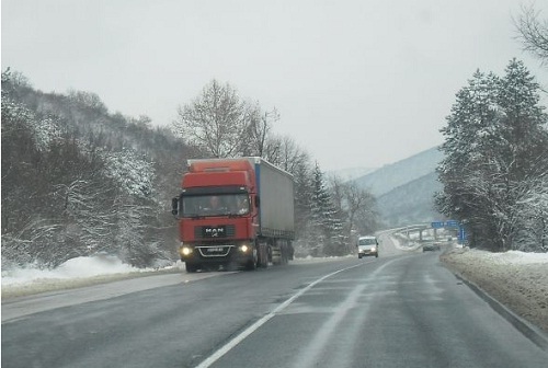 Заснежени пътища в Бургаско, внимавайте ако сте на път