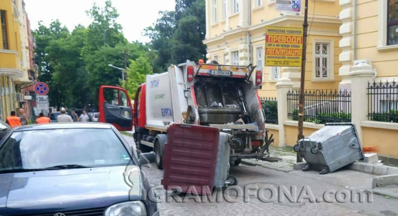 Наркомани вилняха в центъра на Бургас, обърнаха контейнери и нападнаха чистачи