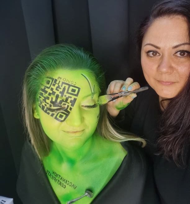 Айше Дилявер от Бургас се появи със зелен сертификат на лицето 